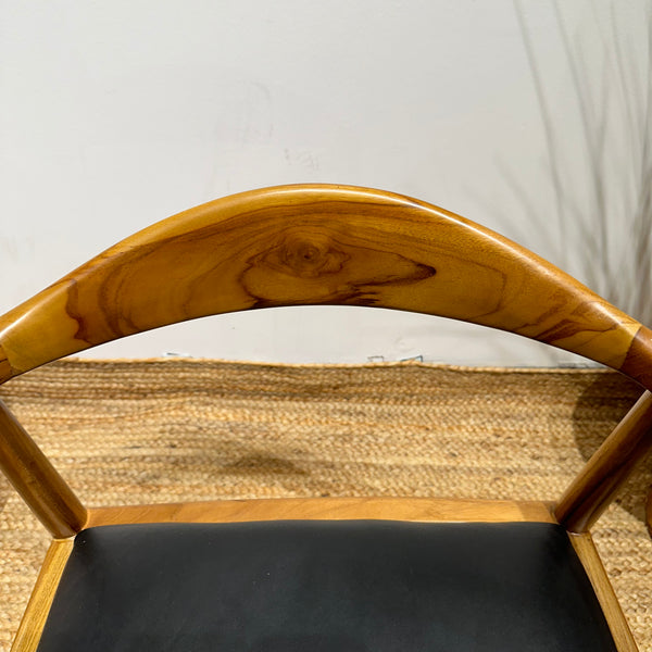 NEWHIROSHIMA Elegant Armchair with Leather Upholstery - AVRS DESIGN