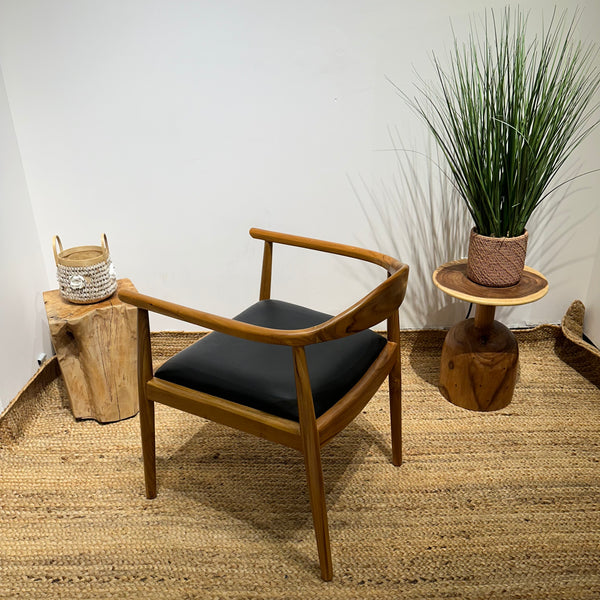 NEWHIROSHIMA Elegant Armchair with Leather Upholstery - AVRS DESIGN