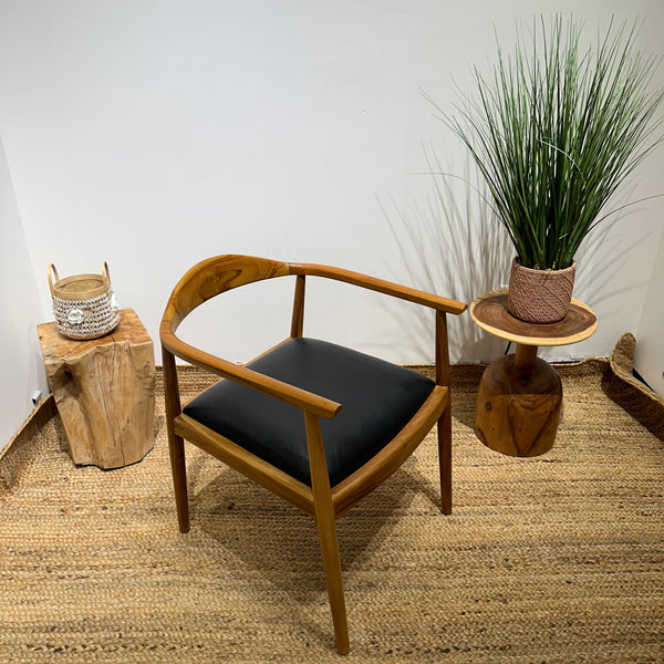 NEWHIROSHIMA Elegant Armchair with Leather Upholstery - AVRS DESIGN